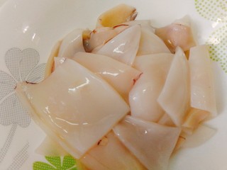 6、家庭版+铁板烧鱿鱼串家庭,放入碗里