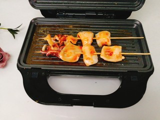 18、家庭版+铁板烧鱿鱼串家庭,均匀的刷上甜辣酱