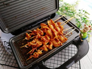 22、家庭版+铁板烧鱿鱼串家庭,香喷喷的铁板鱿鱼串就欧了，配上冰啤完美呀，