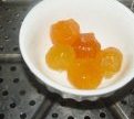 1、蛋黄南瓜,蛋黄放入碗内，盖保鲜膜，入蒸锅蒸5分钟，焖5分钟。