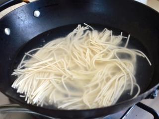 2、牛肉炒面,生面下锅煮。