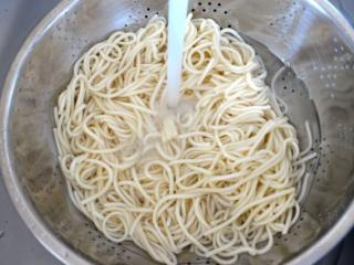 3、牛肉炒面,用冷水洗净