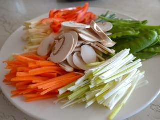 5、牛肉炒面,配菜全部切好备用