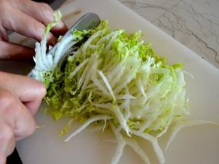 6、牛肉炒面,大白菜切丝