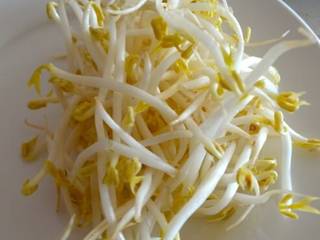 7、牛肉炒面,豆芽洗干净沥水