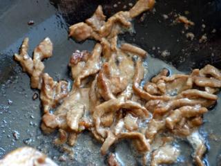 8、牛肉炒面,将锅加热至轻微冒烟，然后加入2勺油，涂在锅上，将牛肉翻炒至6分熟熟。起锅，备用。