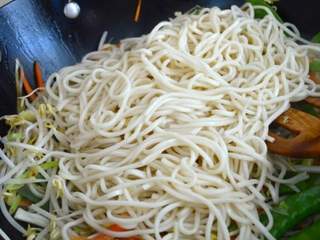 10、牛肉炒面,把面条加进去