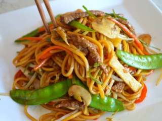 13、牛肉炒面,配菜选自己喜欢吃的加。