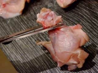 2、棒槌小鸡腿????,先用剪刀在如图处 剪断所有皮和筋 要剪干净