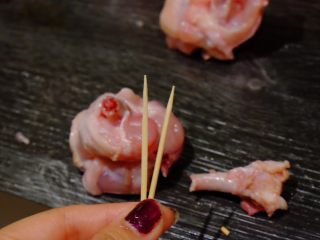 7、棒槌小鸡腿????,拿出两根牙签 插入断骨一头 稍微修剪