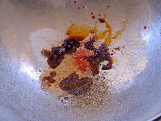 11、棒槌小鸡腿????,把材料按份量倒入盆中 混合均匀