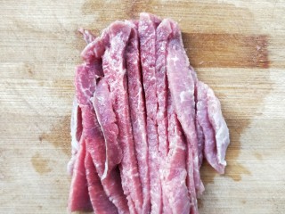 1、家庭汉堡牛肉坯制作,牛里脊肉先切条。