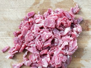 2、家庭汉堡牛肉坯制作,切丁。
