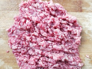 3、家庭汉堡牛肉坯制作,剁成肉馅。