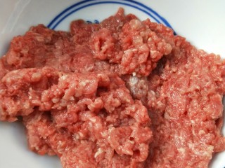 4、家庭汉堡牛肉坯制作,装碗中。