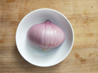 5、家庭汉堡牛肉坯制作,小洋葱半个。