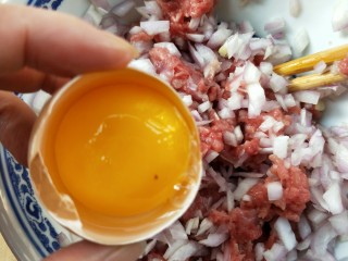 6、家庭汉堡牛肉坯制作,一个鸡蛋黄。