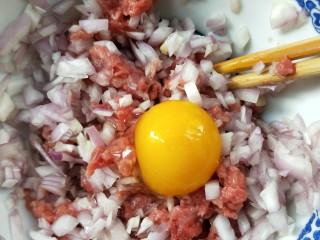 7、家庭汉堡牛肉坯制作,倒入碗中。