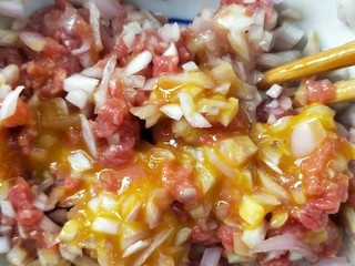 8、家庭汉堡牛肉坯制作,搅拌均匀。