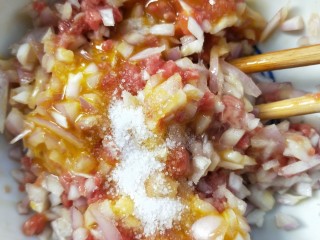 9、家庭汉堡牛肉坯制作,放适量盐。