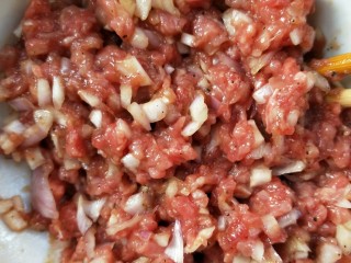 12、家庭汉堡牛肉坯制作,搅拌均匀。