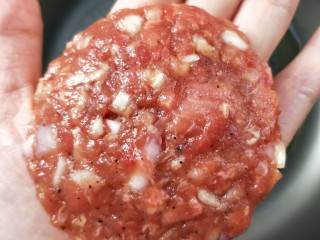 14、家庭汉堡牛肉坯制作,取牛肉饼坯，每个约50克左右，在掌心摔成小圆饼状。