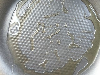 15、家庭汉堡牛肉坯制作,不粘锅放适量食用油。