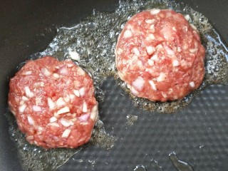 16、家庭汉堡牛肉坯制作,牛肉饼坯一个一个放入锅中。