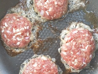 17、家庭汉堡牛肉坯制作,煎熟。