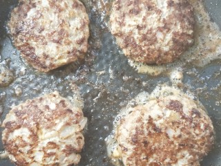 18、家庭汉堡牛肉坯制作,翻面，两面煎熟。