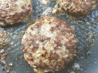 19、家庭汉堡牛肉坯制作,有洋葱容易焦黄，没关系！