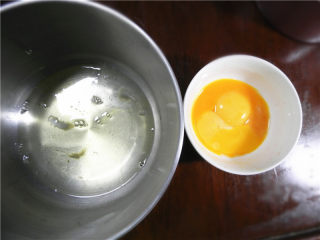 1、牛奶蜂蜜中空戚风,分离好蛋白和蛋黄（打蛋盘要干净：无水无油）。