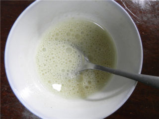 2、牛奶蜂蜜中空戚风, 40g牛奶和20g玉米油混合，搅拌均匀。