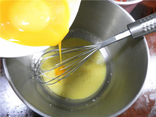 3、牛奶蜂蜜中空戚风,加入3个蛋黄搅拌均匀（不要一次全部加，多3次加入，搅拌好后再加下一个）。