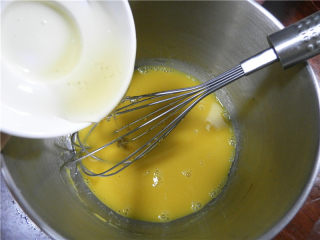 4、牛奶蜂蜜中空戚风,加入15g枇杷蜂蜜，搅拌均匀（分多次加入，边搅拌边加入）。