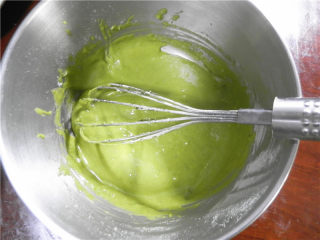 5、牛奶蜂蜜中空戚风, 再将47g面粉和3g青汁粉一起筛入，用手抽划“J”字或刮刀拌均匀。