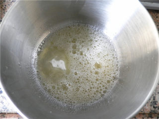 7、牛奶蜂蜜中空戚风,蛋白用电动打蛋器由“低-中-高-低速”打发，分3次加入白糖：低速打发至呈鱼眼泡状时，加1/3的糖；中速搅打到蛋白呈较粗泡沫时，再加入1/3的糖。