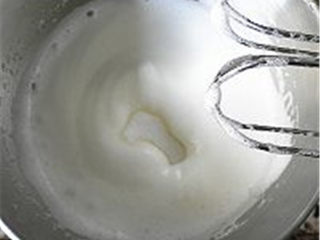 8、牛奶蜂蜜中空戚风,高速打发至稍微出现纹路，再加剩下的糖。