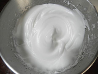 9、牛奶蜂蜜中空戚风,最后低速打发蛋白接近干性偏湿的状态（烤箱140度预热10分钟）。