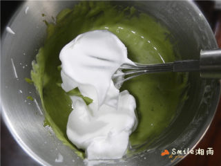 10、牛奶蜂蜜中空戚风,打发好的蛋白分2次加入到面糊中，用手抽或刮刀翻拌均匀，注意：不要画圈，采用切拌的方式，防止消泡。