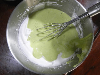 11、牛奶蜂蜜中空戚风,切拌好的蛋糕糊，再倒回剩下的蛋白霜中，同样快速翻拌均匀。