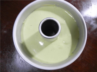 12、牛奶蜂蜜中空戚风,倒入6寸中空模，放台上震两下，震出大气泡。