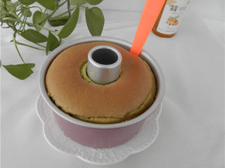 13、牛奶蜂蜜中空戚风,送进预热好的UKOEO烤箱，放中下层，上下火烤40分钟左右（上色的话可加盖锡纸）。蛋糕出炉震几下模具，倒扣在瓶子上。蛋糕冷却后脱模。