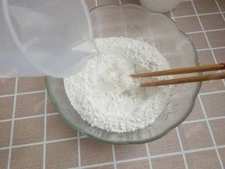 2、糖油粑粑,糯米粉中加入130g左右的热水，一边加水一边用筷子搅拌均匀