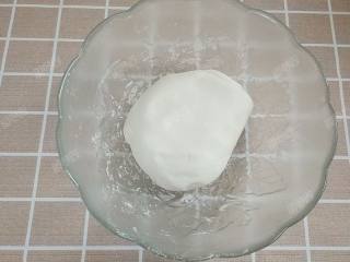 3、糖油粑粑,搅拌至干稀适中的程度，揉成面团