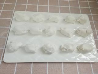 4、糖油粑粑,将揉好的糯米粉团分割成约20克一个的小剂子