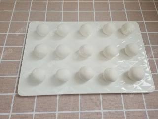 5、糖油粑粑,将每个剂子都搓圆