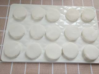 6、糖油粑粑,然后轻轻按扁