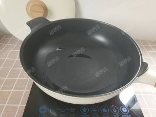 7、糖油粑粑,不沾锅内加入色拉油，中火加热，至油温四成热时转小火