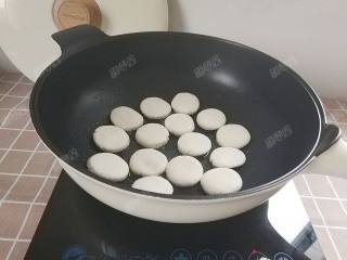 8、糖油粑粑,下入生坯慢慢煎